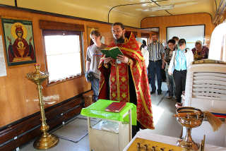 Illustration for article titled These Train Cars Converted Into Churches Are Literal Holy Rollers